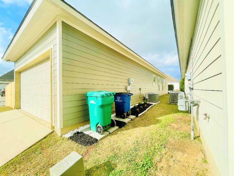 Building Photo - 100 Pettigrove Dr