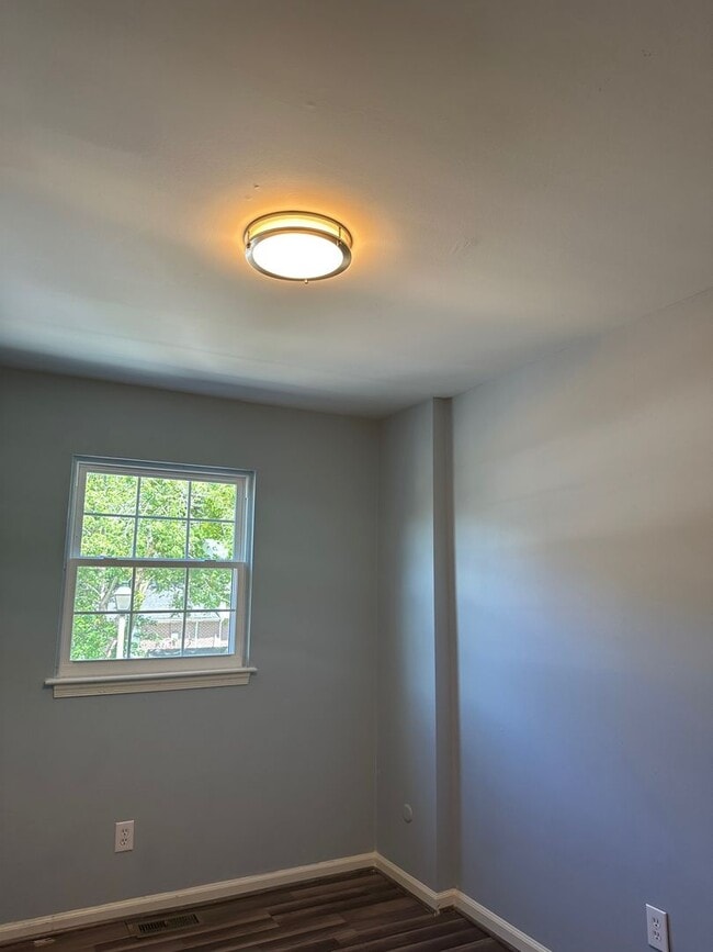 Building Photo - BEAUTIFULLY RENOVATED TOWNEHOME IN WASHING...