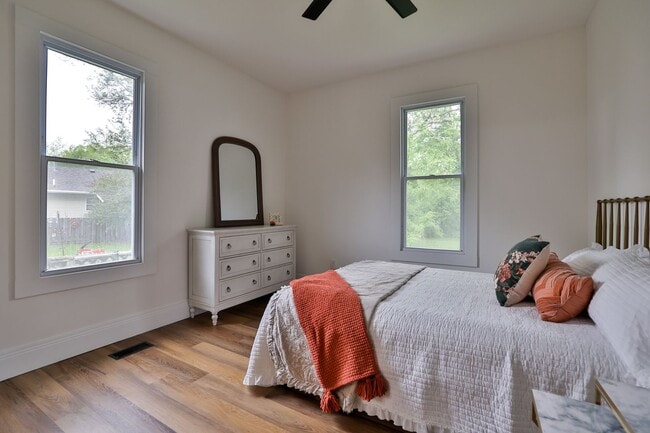 Building Photo - Newly Renovated Single Family Home