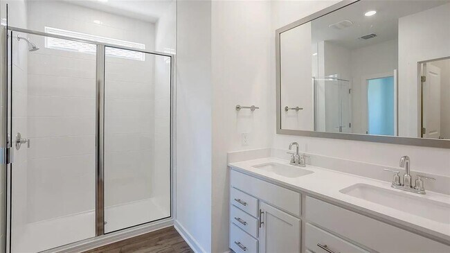 Building Photo - 1813 Walnut Grv Bnd