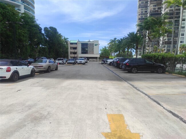Building Photo - 2201 Brickell Ave
