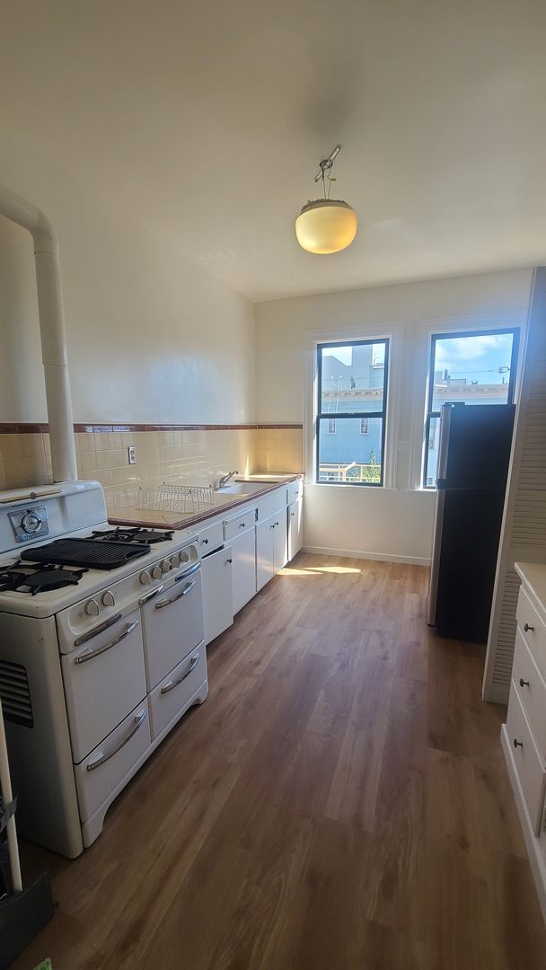 Building Photo - Full of Natural Light & Character Apt in N...