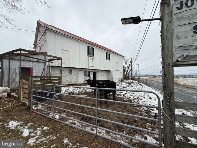 Building Photo - 937 Main St