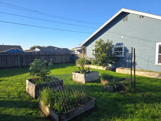 Building Photo - 3-bedroom pet-friendly South-Eureka home f...