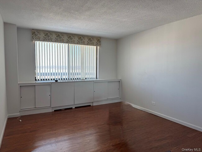 Building Photo - 2 Bay Club Dr