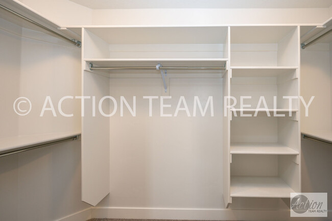 Building Photo - Mid-Row Townhome located in Bluffdale!