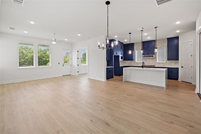 Building Photo - 1608 Kit Cir