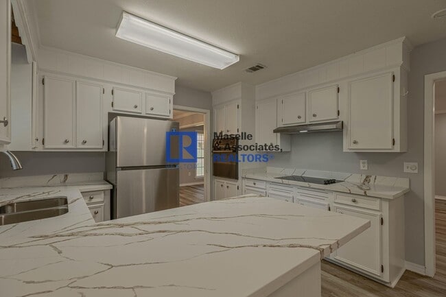 Building Photo - Charming 4-Bed, 2.5-Bath Home in the Heart...