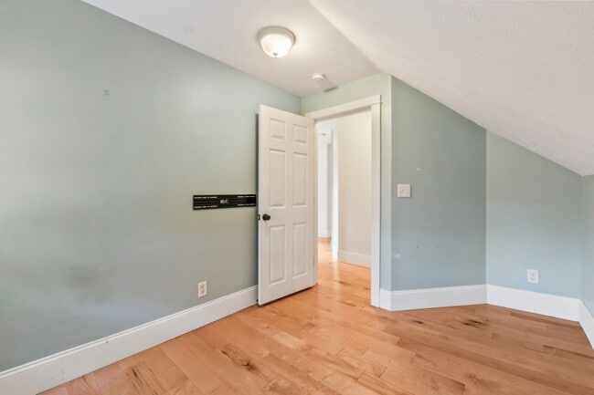 Building Photo - New England Style Farm House for RENT in P...