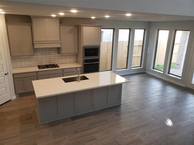 Building Photo - 8806 Morning Glow Dr