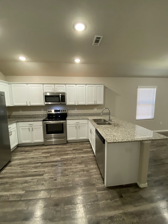 Building Photo - 4616 W Hoover Loop