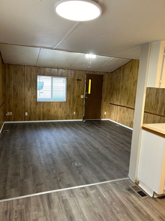 Building Photo - 2 Bedroom 1 Bath Single-level home