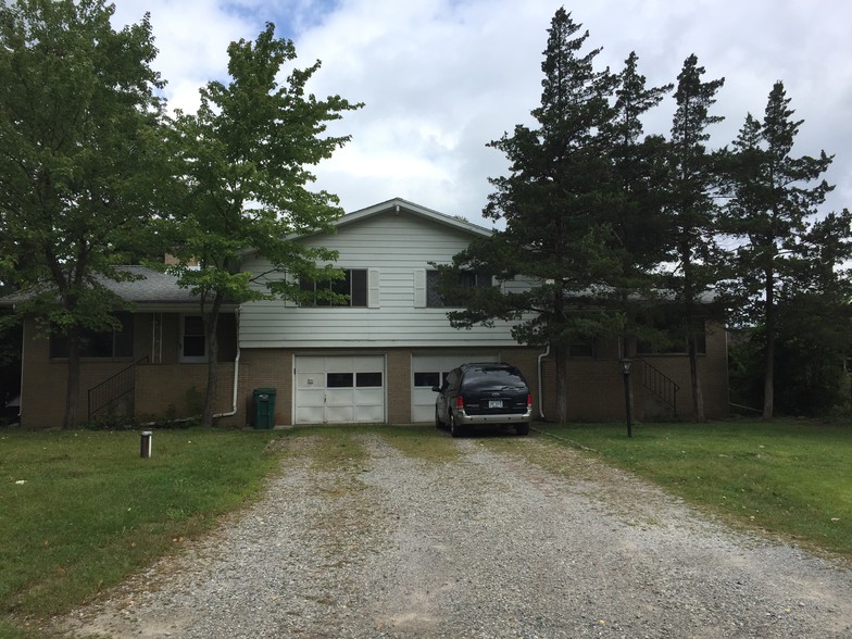 Left side unit - 321 Lillian Ct