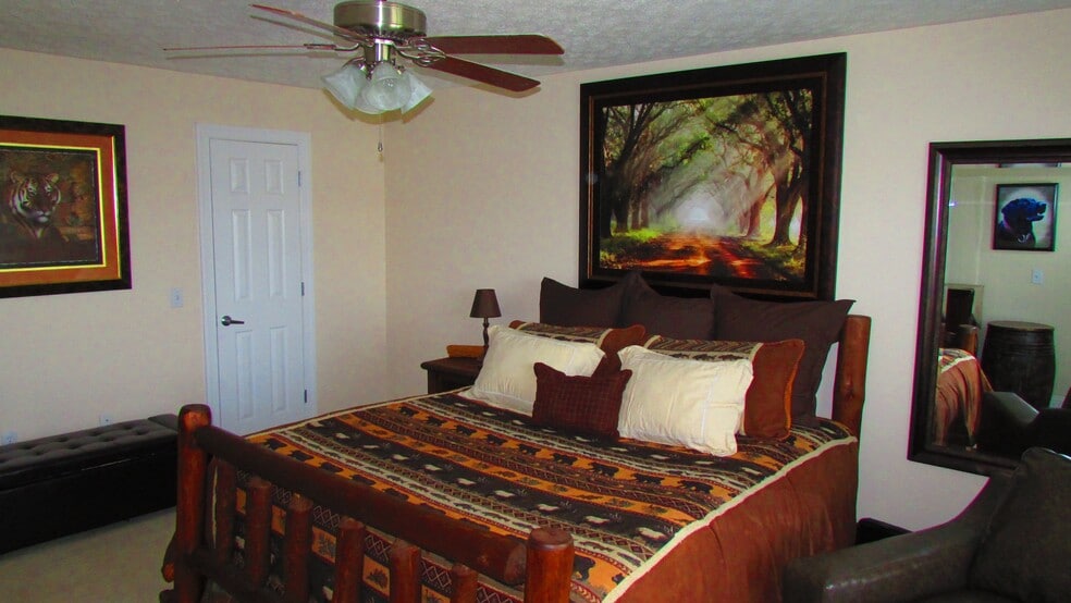 Building Photo - 720 Oaktree Blvd