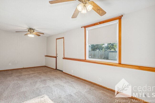 Building Photo - 3 Bedroom Home w Garage