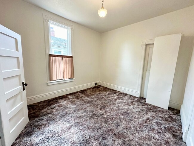 Building Photo - Charming 3 Bedroom Home Near Downtown Elle...