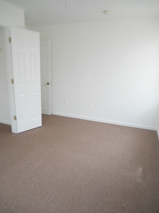 Building Photo - Spacious 3 Bedroom End Unit- Baltimore, MD