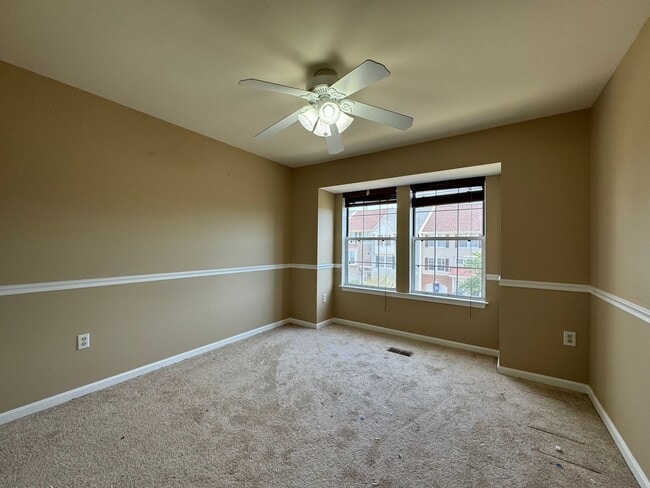 Building Photo - Beautiful And Spacious 3 Bed 3 Bath End Un...