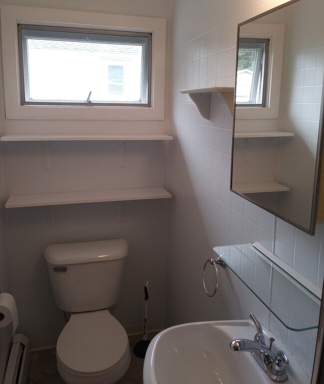 BATHROOM - 511 Hickory St