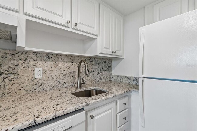 Building Photo - 470 3rd St S