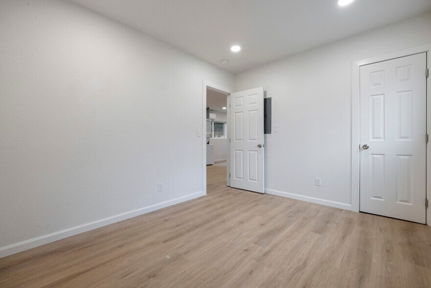 Building Photo - 214 Kimble St