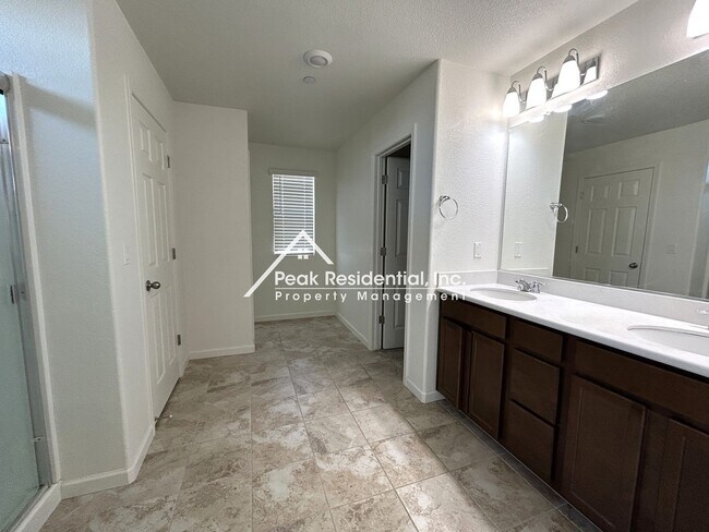 Building Photo - Beautiful Newer Folsom 4bd/2.5ba in Gated Community!