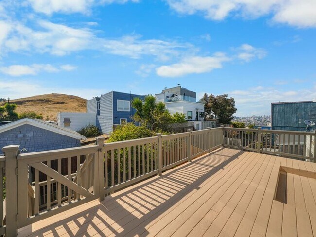Building Photo - COMING SOON! Single Family Home in Sunny Bernal Heights - 4 br/3 ba - 2 Car Parking - Great Views...