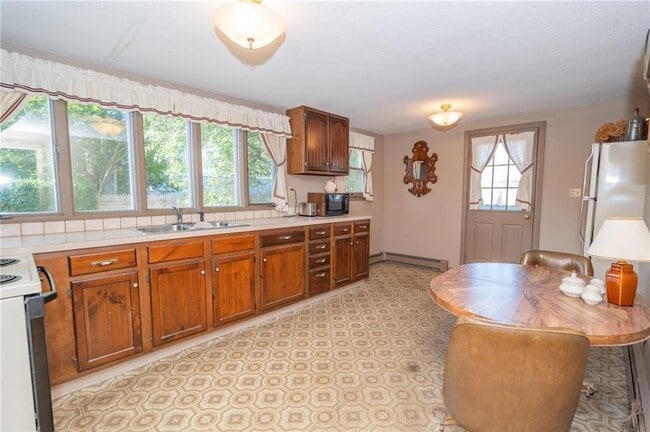 Building Photo - 137 A Kingstown Rd