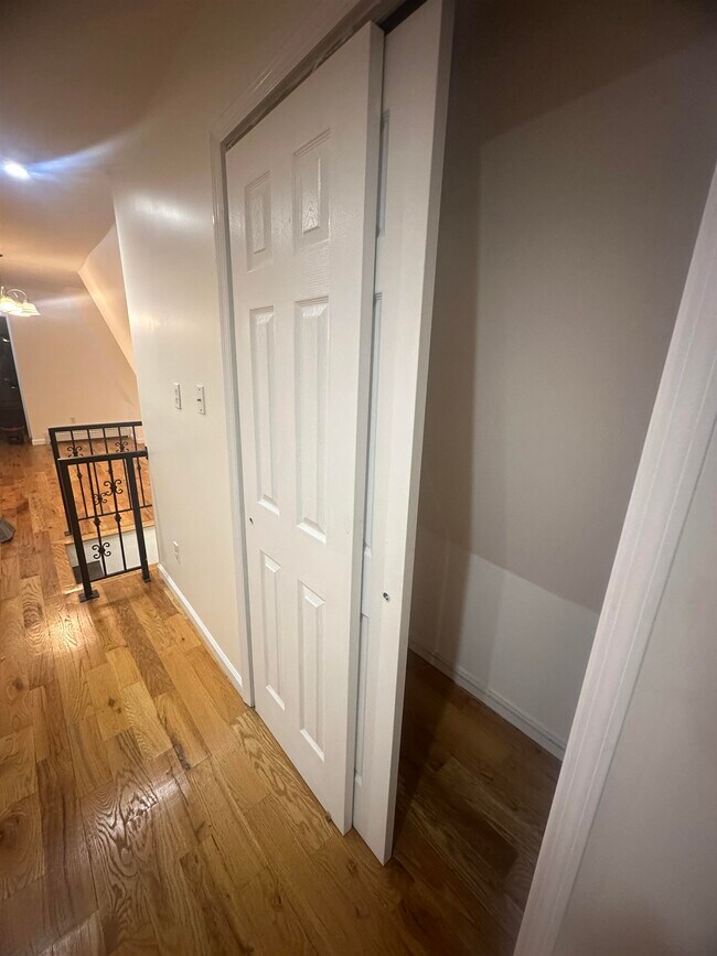 Building Photo - 192 Fairview Ave