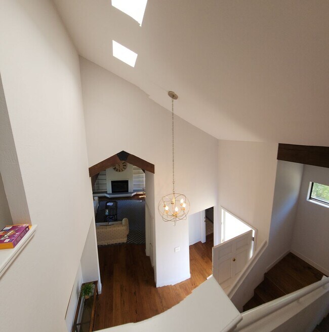 Building Photo - Furnished 3 bed 2.5 bath close to Poly.