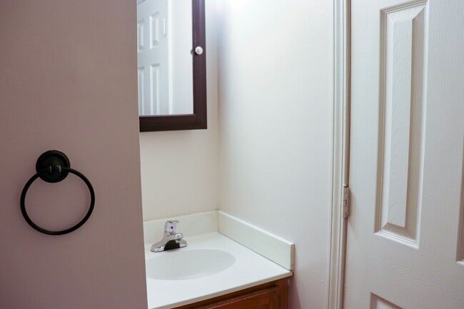 Building Photo - Charming 4 bedroom, 2 bathroom home in Greensboro w lake front views