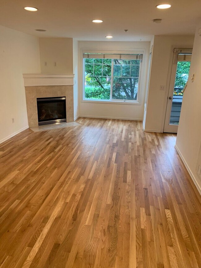 Building Photo - In the heart of Green Lake 3 bed 2.5 bath townhome for rent