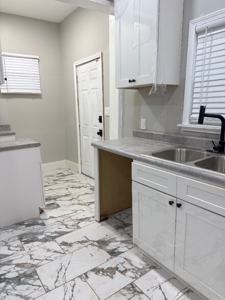 Building Photo - 1629 Netherwood Ave