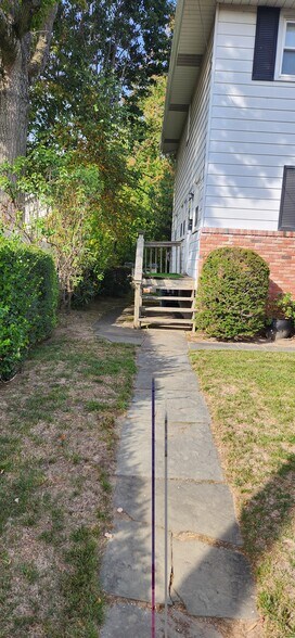 Building Photo - 40 Temple St