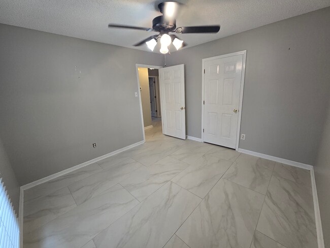 Building Photo - 4220 Glenroy Dr