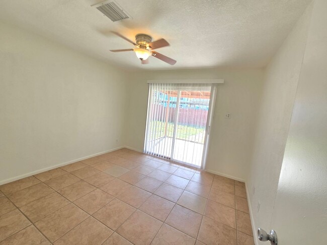 Building Photo - Spacious 2 bedroom apartment