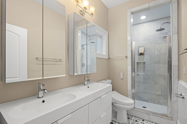 Building Photo - Quaint 3 Bedroom/2 Bath Home Located Near ...