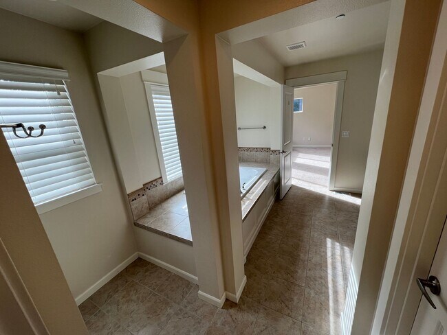 Building Photo - Spacious 5-Bed, 2.5-Bath Single-Family Home in Redmond