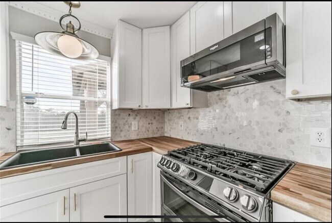 Building Photo - 14723 Bladenboro Dr