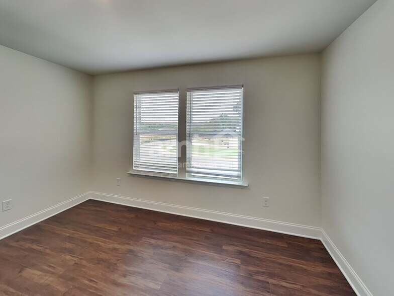 Building Photo - 3860 Chivalry Dr
