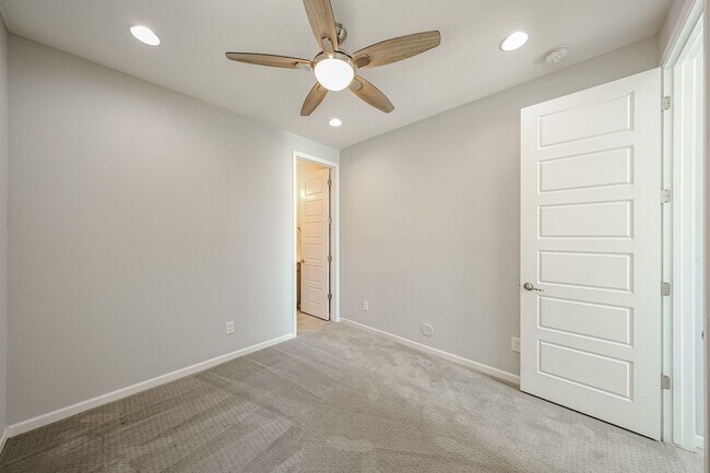 Building Photo - Beautiful 5bedrooms-2Baths Modern Style Home!