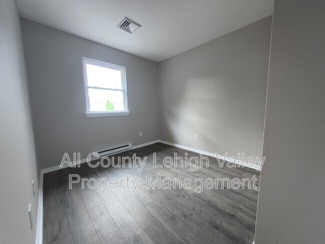 Building Photo - 806 S Armour St