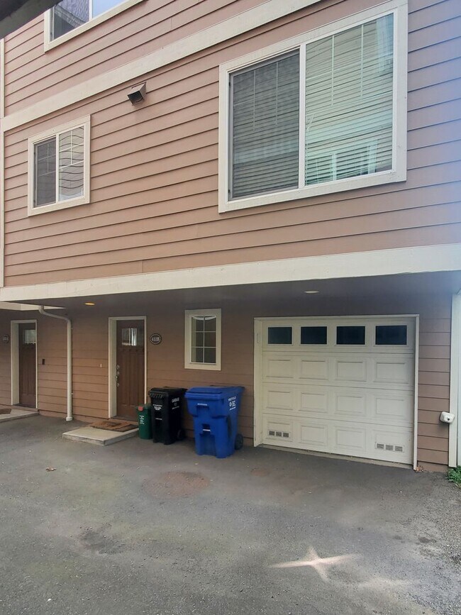 Primary Photo - Modern Craftsman Living Between Ballard & ...