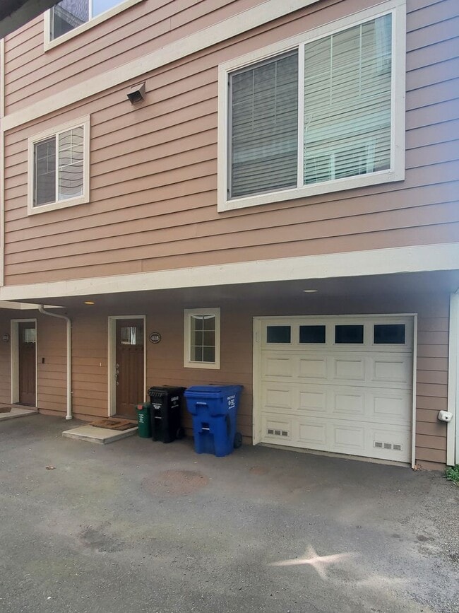 Building Photo - Modern Craftsman Living Between Ballard & Phinney Ridge