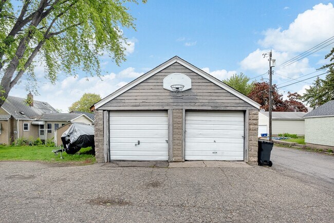 Building Photo - 1360 Dale St N