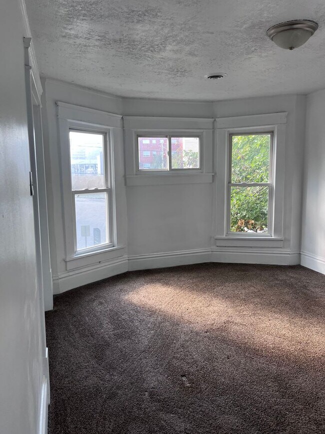 Building Photo - Classic Colonial Charm with Modern Comforts –  3 Bedroom Home!