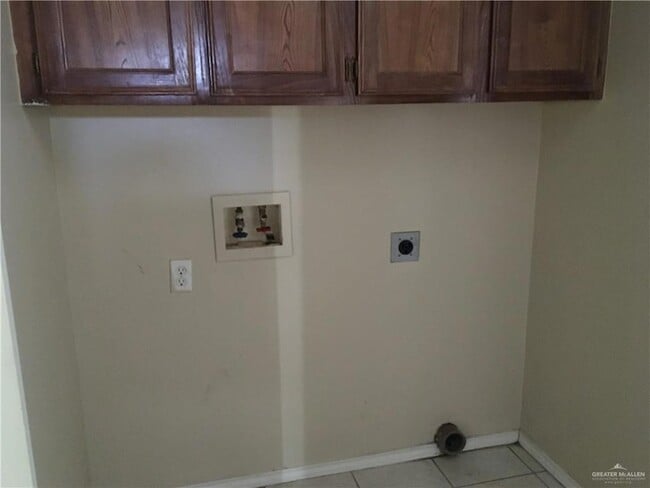 Building Photo - 2002 Angus St