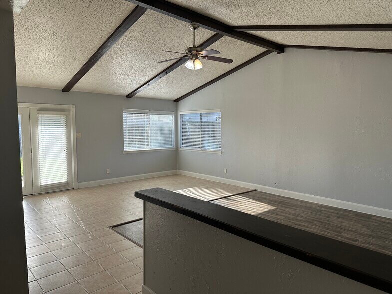Building Photo - 2109 Cedarcrest Dr