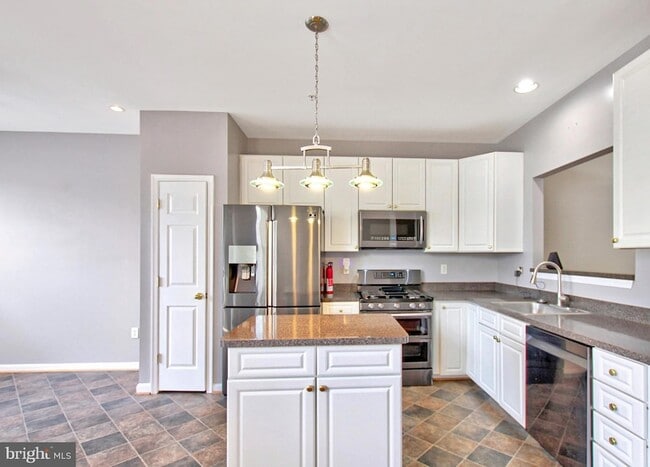 Building Photo - 9902 Woodview Dr