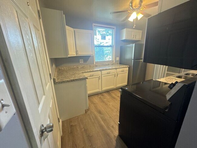 Building Photo - Recently renovated 4 bed/1 bath!